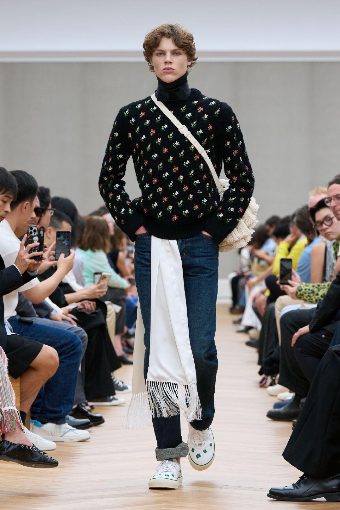 黄铉辰 in 𝐃𝐢𝐨𝐫怎能如此适配💐 