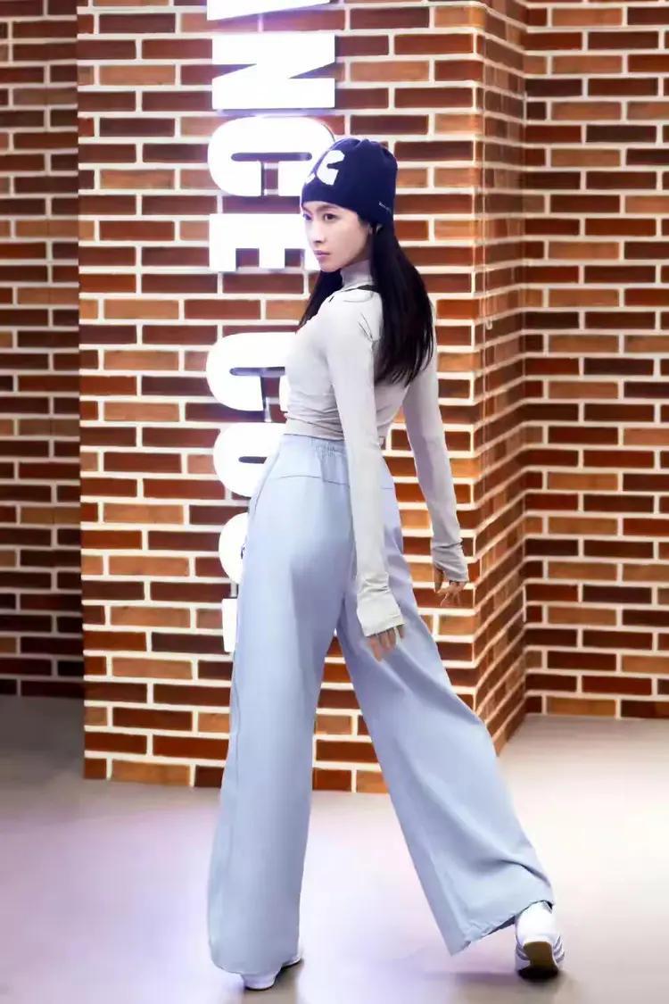 宋茜好美的腿这腿简直是人间比例天花板！又细又直还自带光泽感，搭配修身造型直接气场