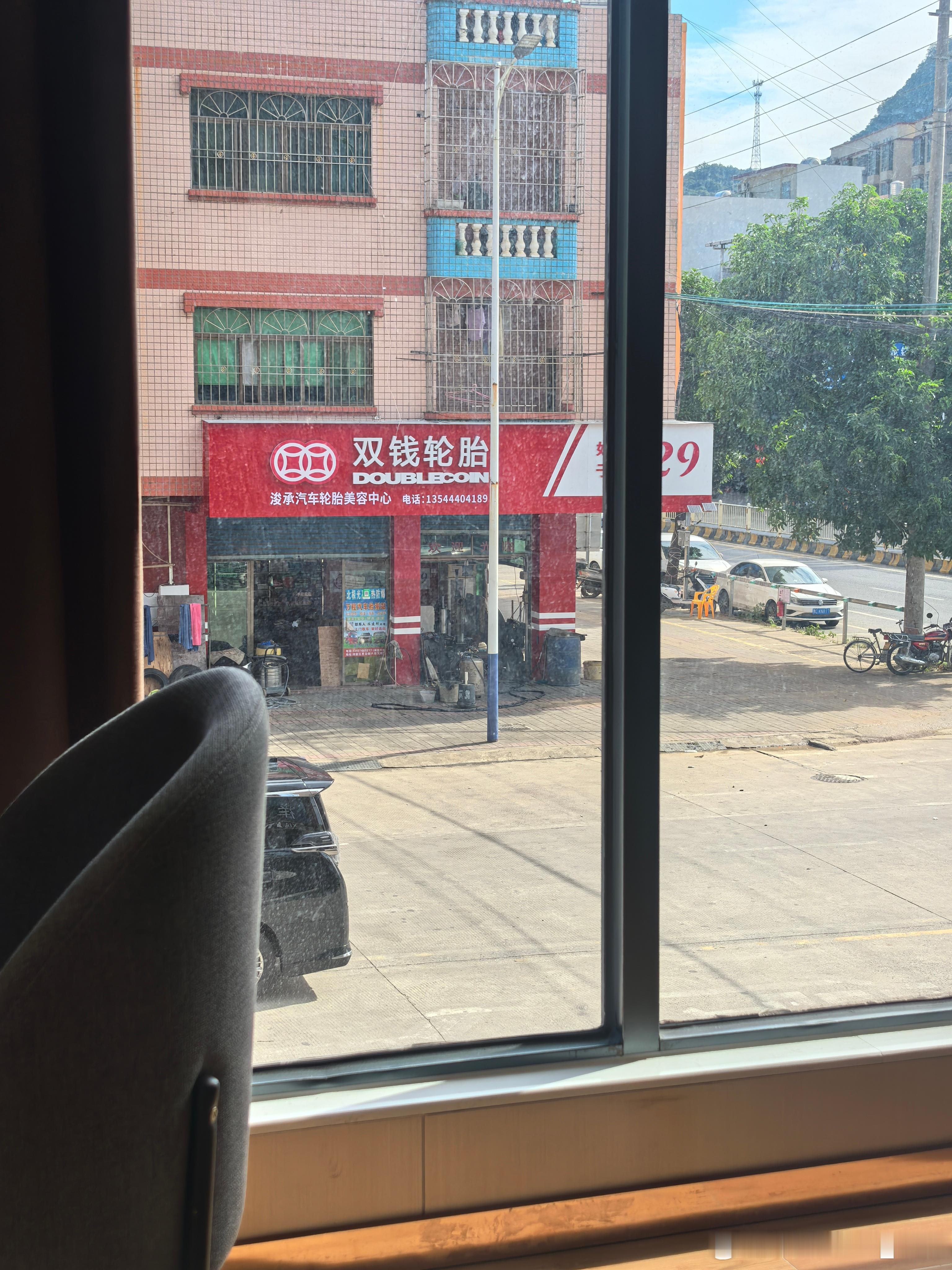 酒店隔壁是修车店，这时候有点担心，为了做生意，就在地面撒钉子。。。[允悲] ​​