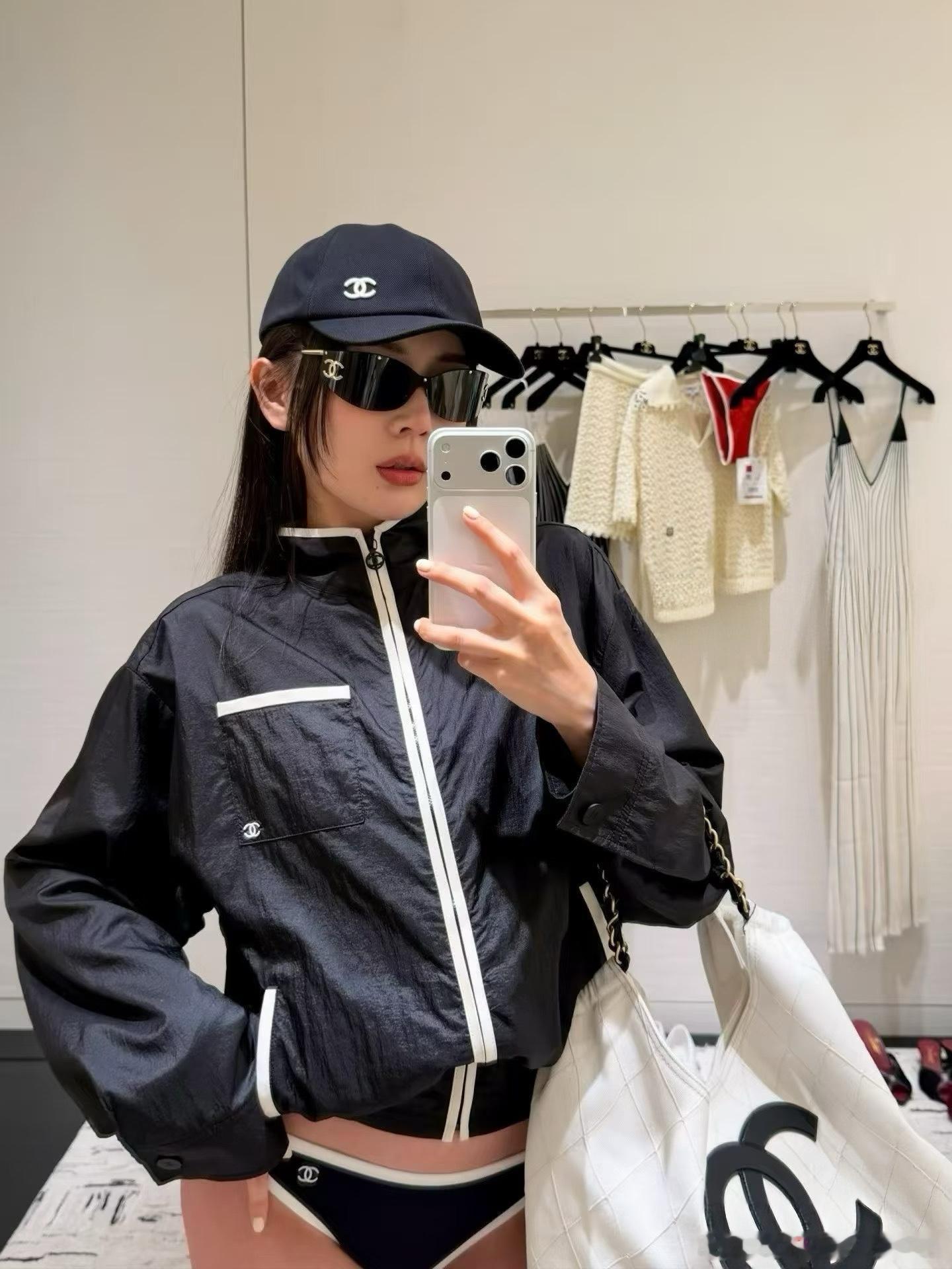 Chanel 防晒夹克，轻薄透气面料，夏天穿超舒服！立领+白色边饰，简约又有辨识