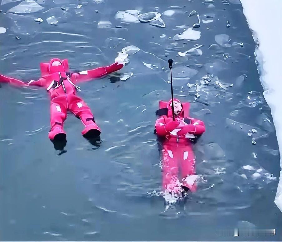 新疆阿勒泰独创冰雪新玩法“冰浮”，吸引大批游客体验！据说他们这身衣服浮力很大，你
