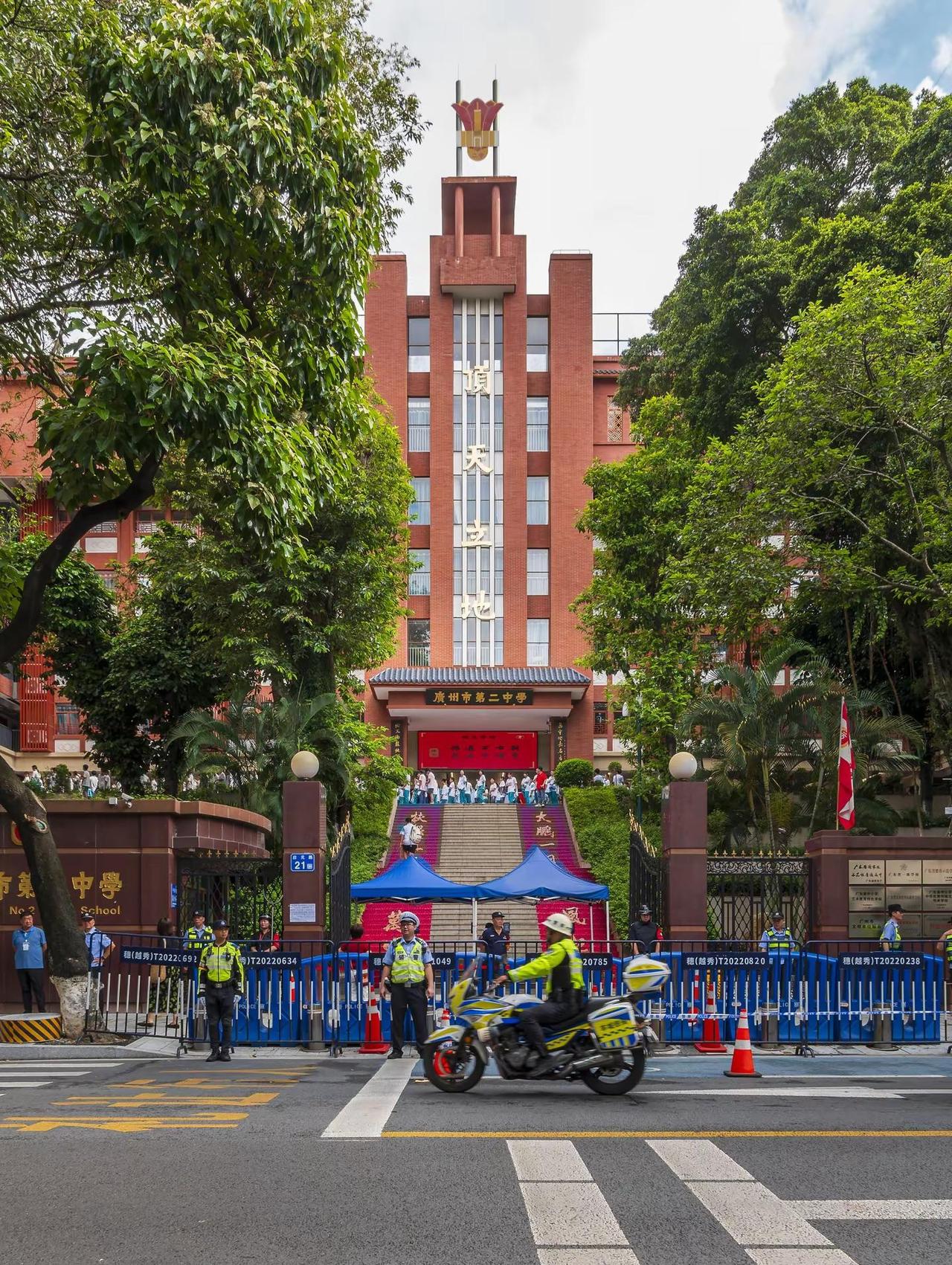 2026广州中考开考首日，你的考场在哪里。2026 广州中考首日正式开考，校门口