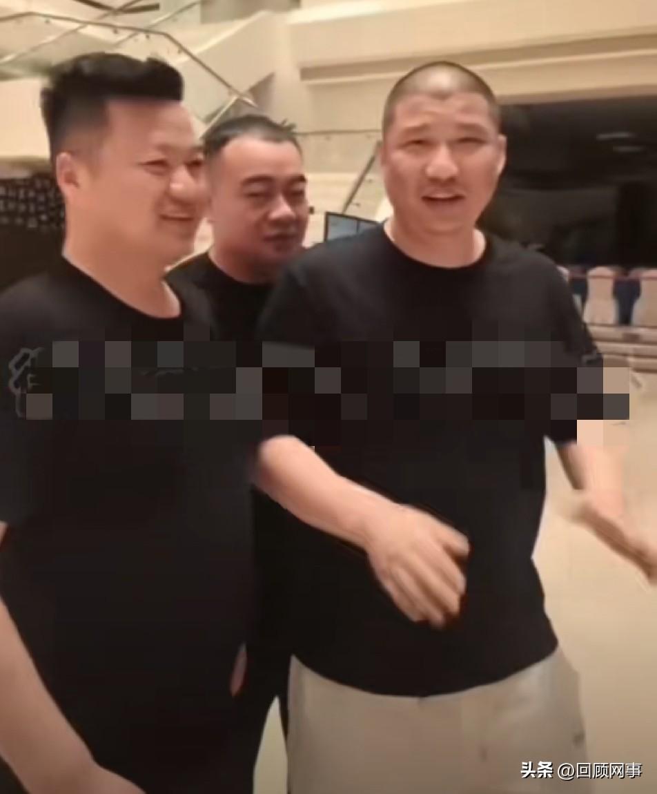 二驴抵达临沂与粉丝合照，ks众多网红自愿前往助阵。

           二驴