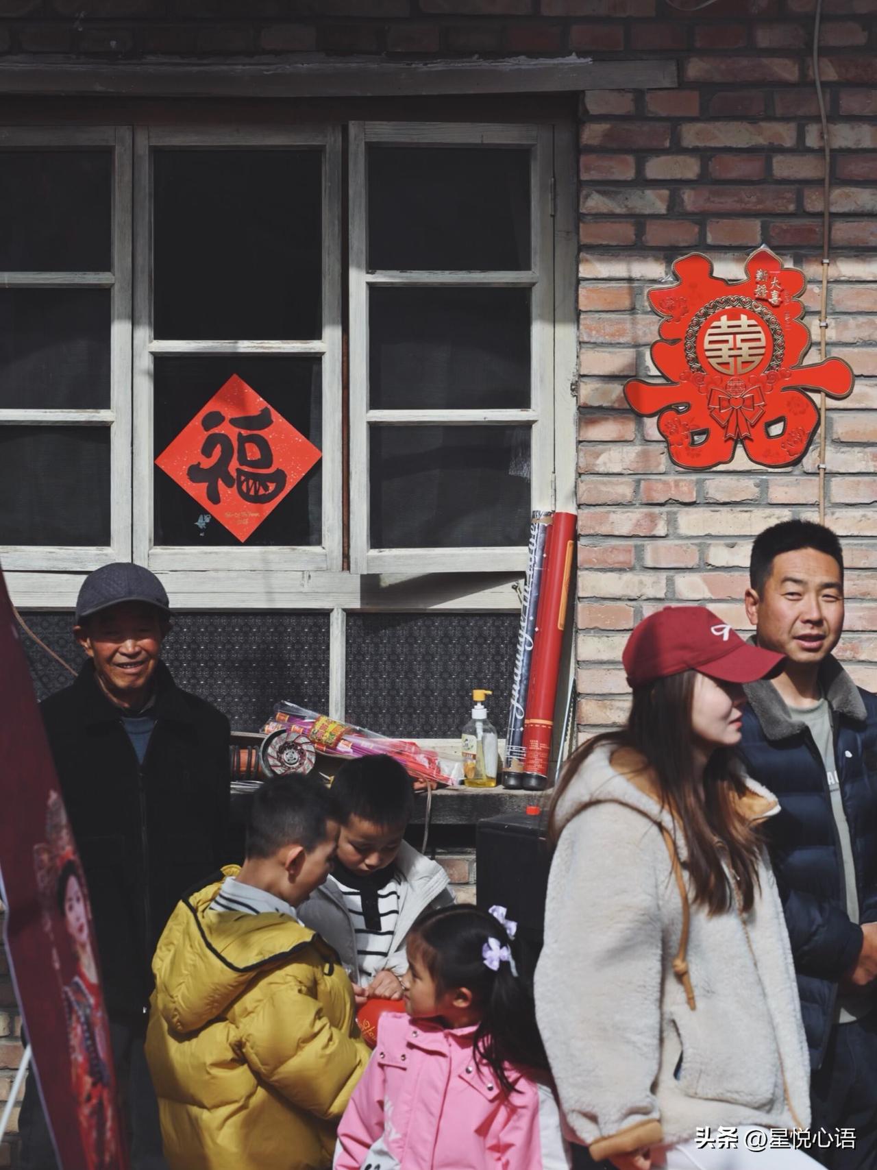 回村里参加朋友婚礼，才算见识到啥叫最生动的大俗大雅。
没有城市婚礼精雕细琢的流程