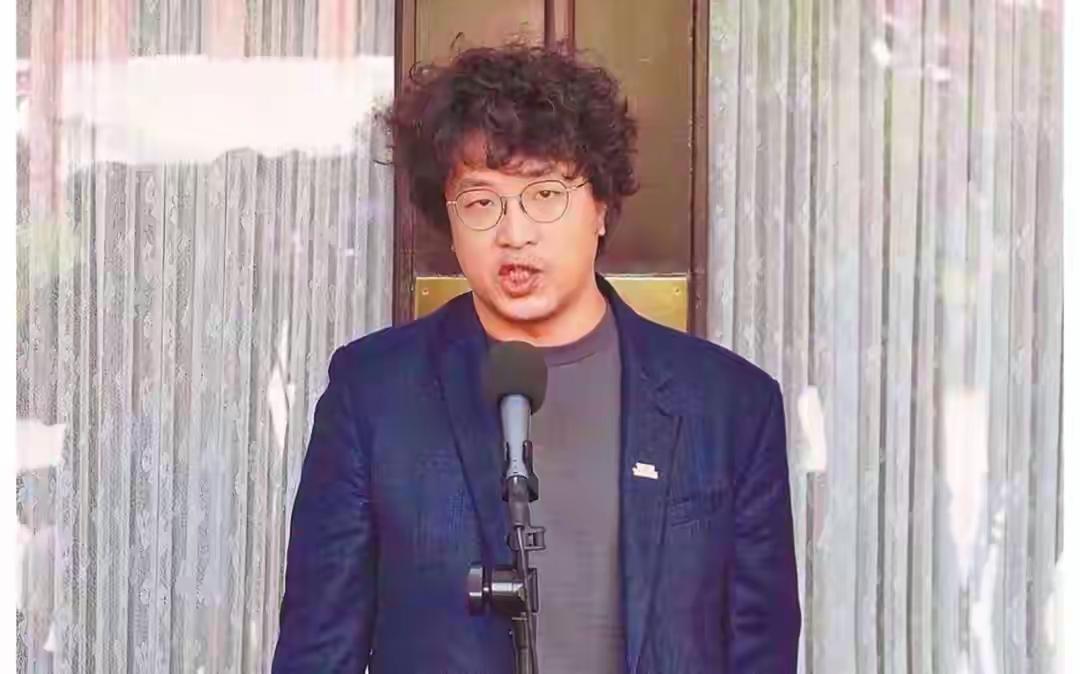 沈伯洋在两岸闹笑话了，小丑就是小丑，不管怎么伪装都不会成功的。
沈伯洋为了竞选台