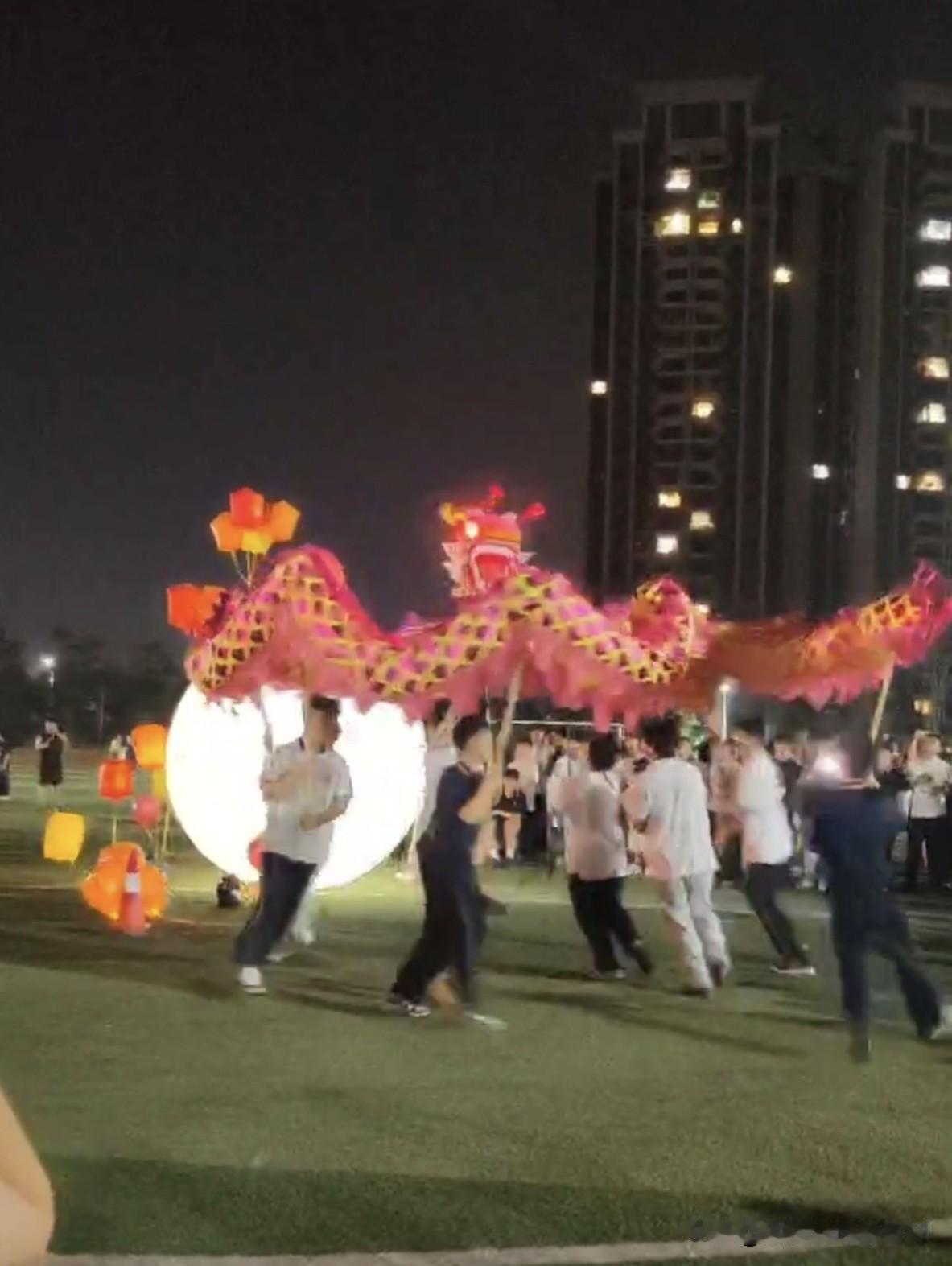 【水调歌头·洋沙湖中学中秋晚会】
           陈益夫

金风送爽夜，玉