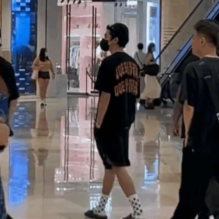 王鹤棣：穿拖鞋逛街在我们这边很常见，但是，拖鞋还搭袜子，绝对是独一份……。土潮一