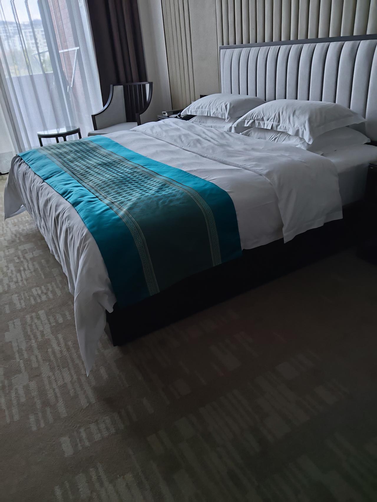 这是4星级酒店服务员铺的床，她们觉得自己铺的很好可以拿满分，虽然我不懂铺床是怎么
