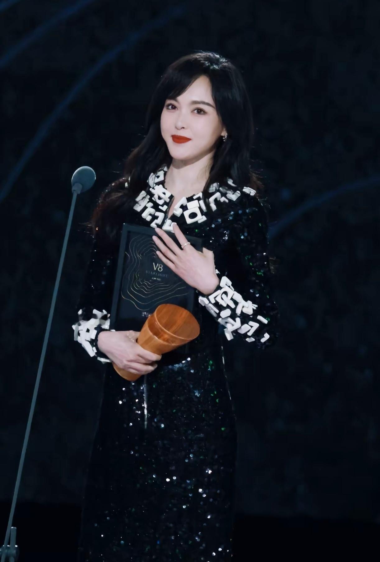 唐嫣『Day5：因为糖而感到幸福的瞬间』幸福的瞬间那肯定是糖获奖的时候呀～比起笑