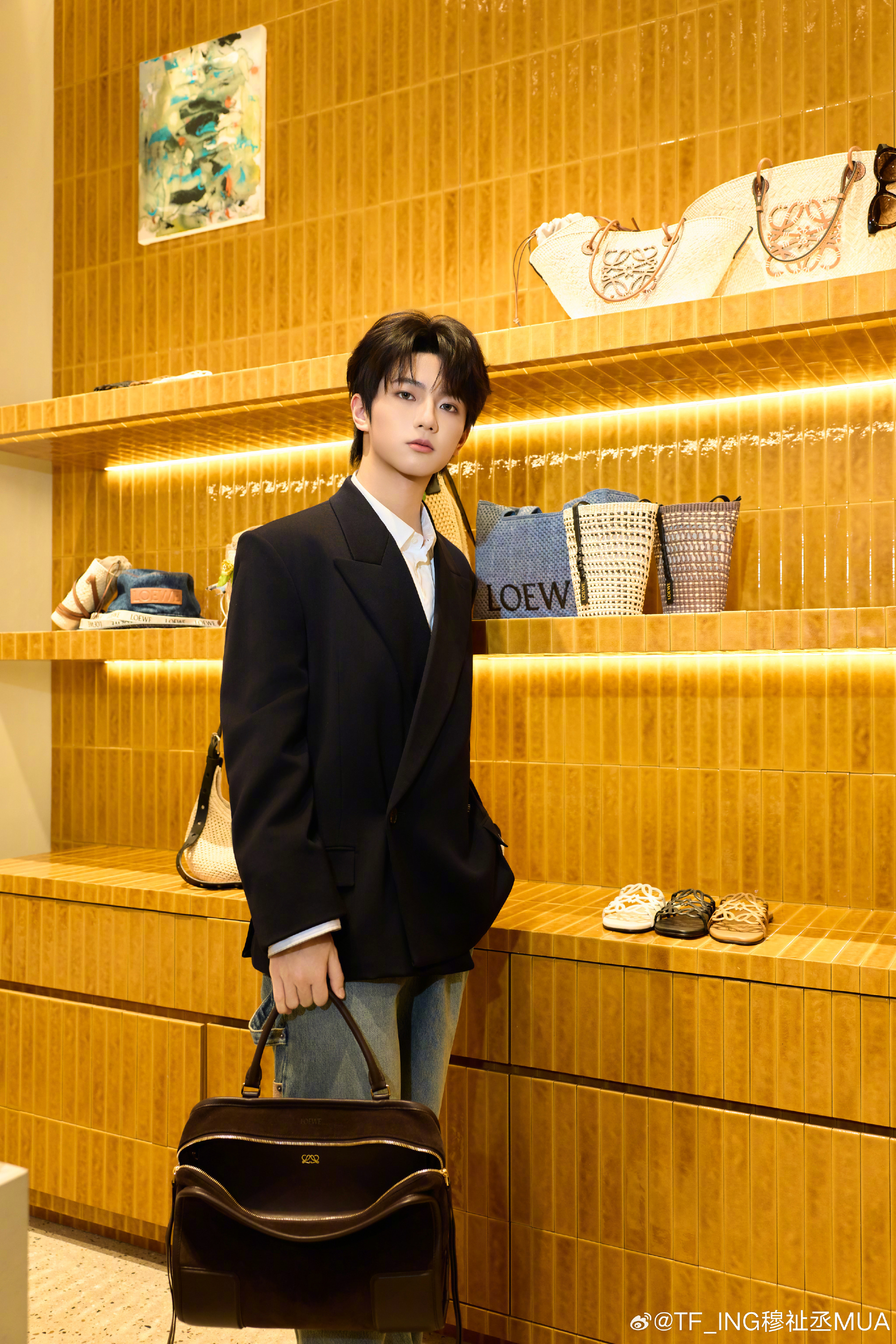 穆祉丞出镜LOEWE最新宣传，以戗驳领西装外套搭配浅蓝色牛仔裤的造型亮相。Ama