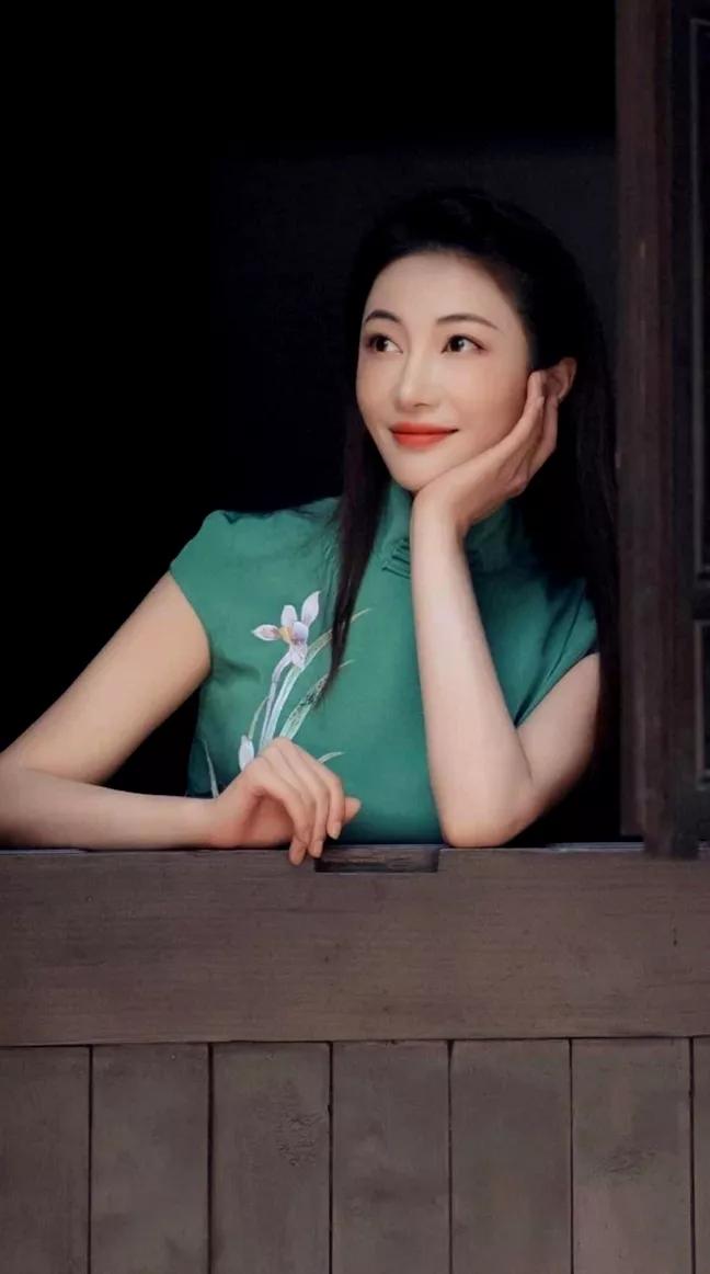 对于这样的弱者，一个男的哪有个样子，算什么能耐。最近，经常看到这样的视频，气愤至
