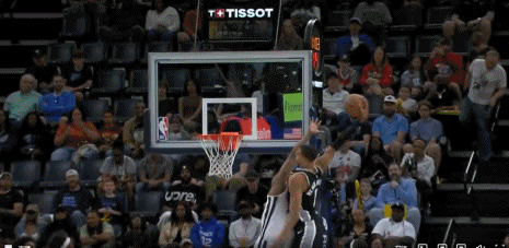 文班被GG·杰克逊隔扣之后，马上还一个更残暴的抡臂隔扣当场报仇马刺文班亚马