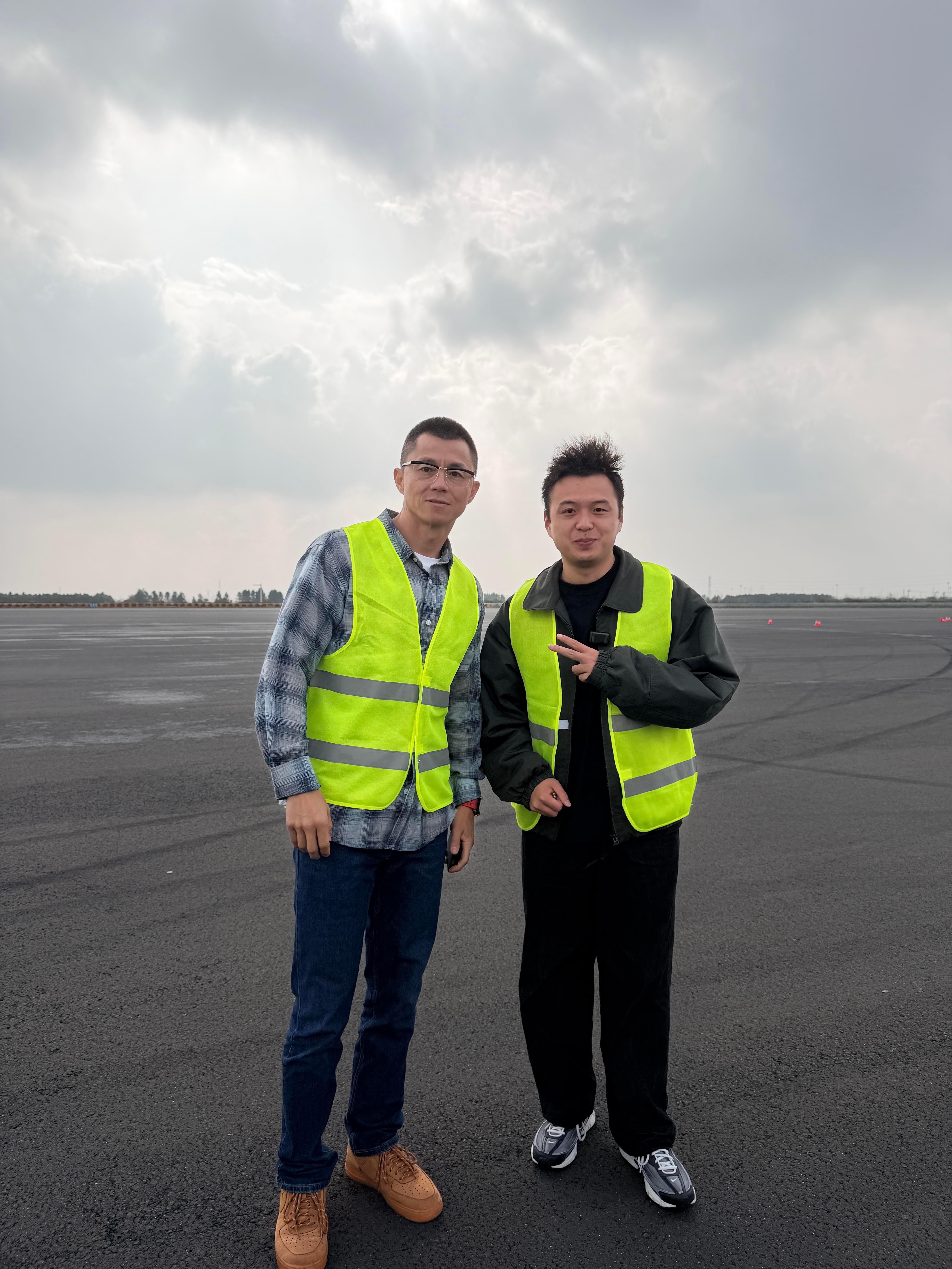 这你受得了吗[doge]咱也是和震哥合上影了 ​​​