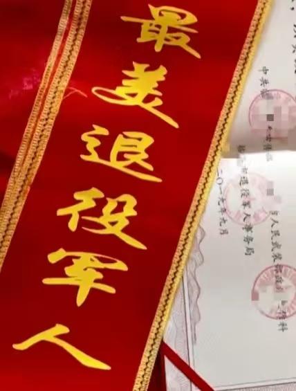 又是退役军人，一天勇救两名突发遇险人员。
近日，原北部战区退役女兵徐战友，一天勇