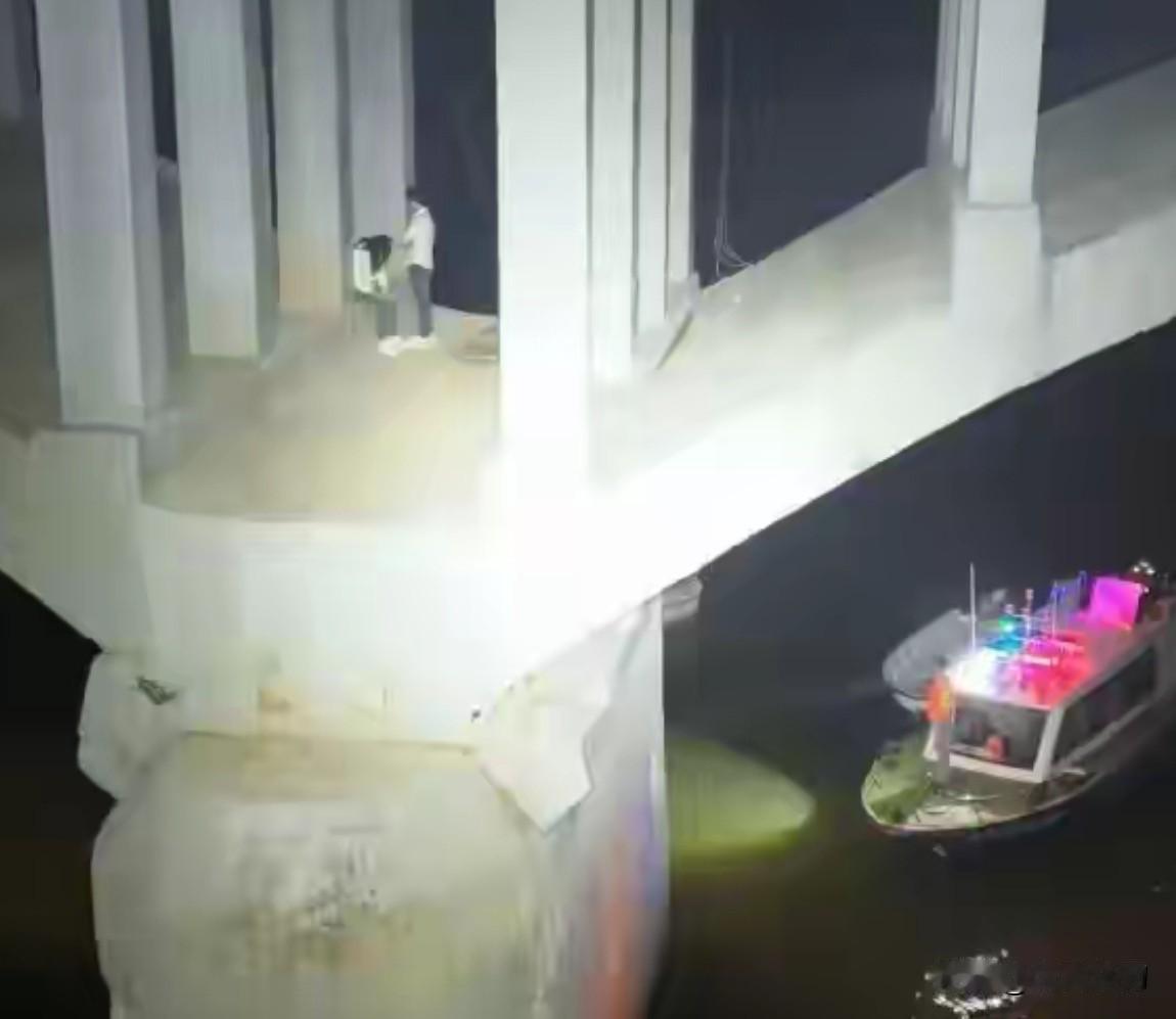 凌晨，浙江一对情侣在桥洞内被发现

评：笑死，最近浙江金华兰溪出了这样自作的“殉