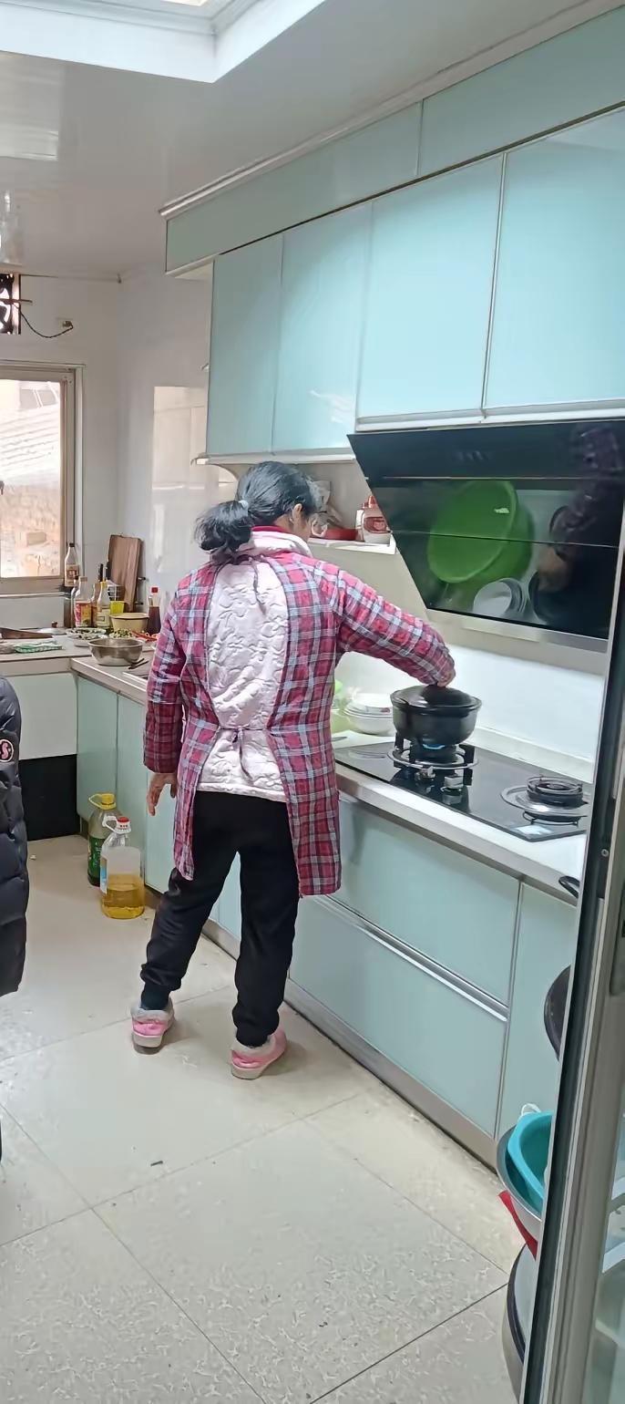 贤妻一枚！
自从孩子上学以来，六年了，三百六十五天如一日，每天五点半起床，洗漱洗