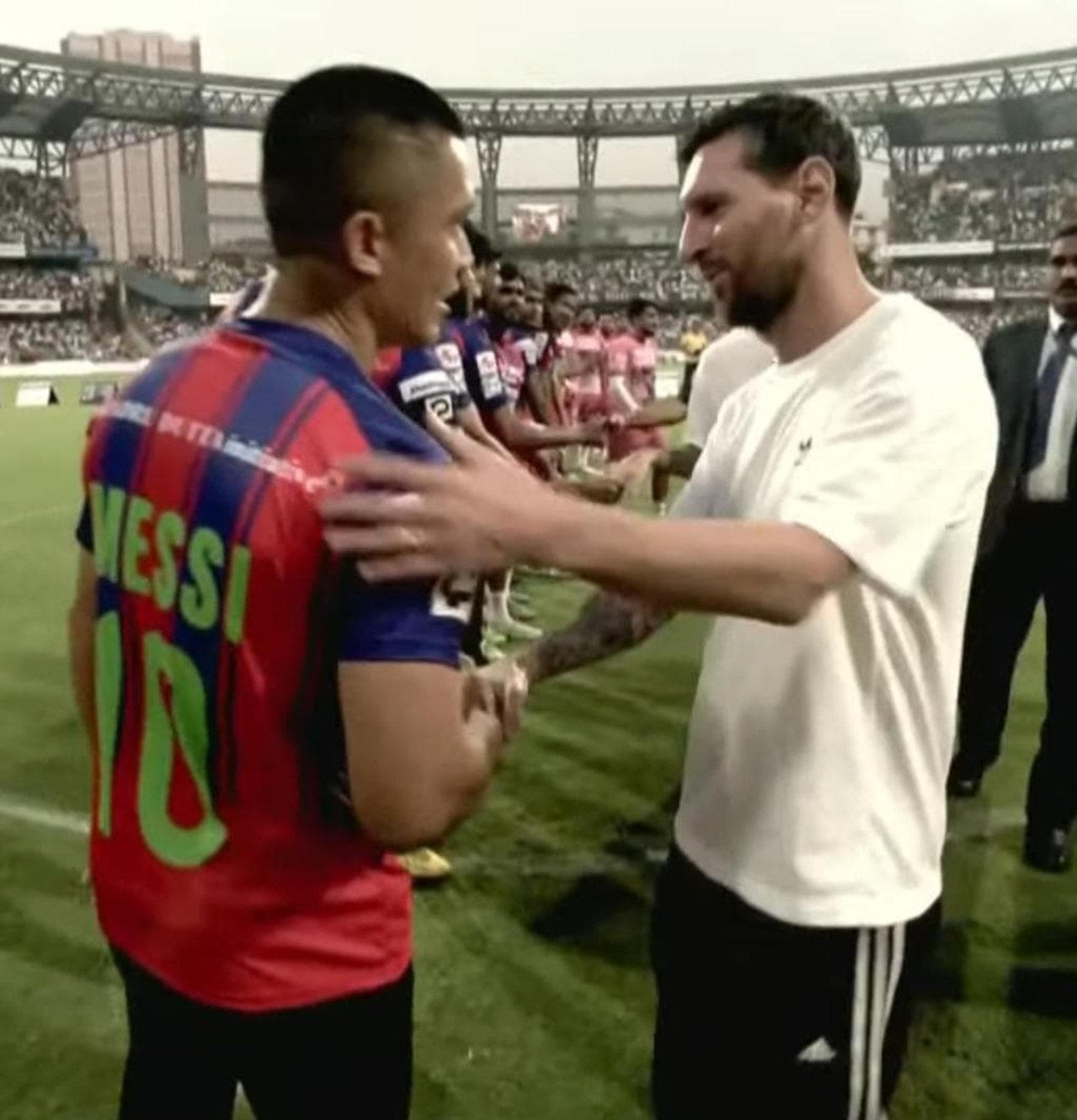 媒体：印度足坛传奇苏尼尔·切特里拒绝与梅西会面？现实：苏尼尔·切特里与梅西同框握