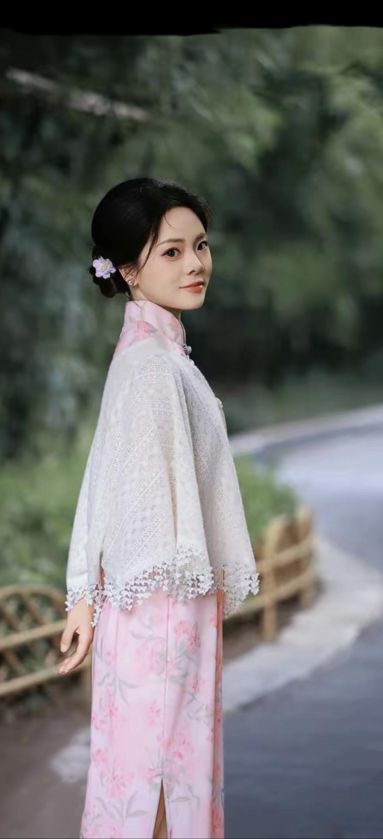 花间人影动，笑语入春风。