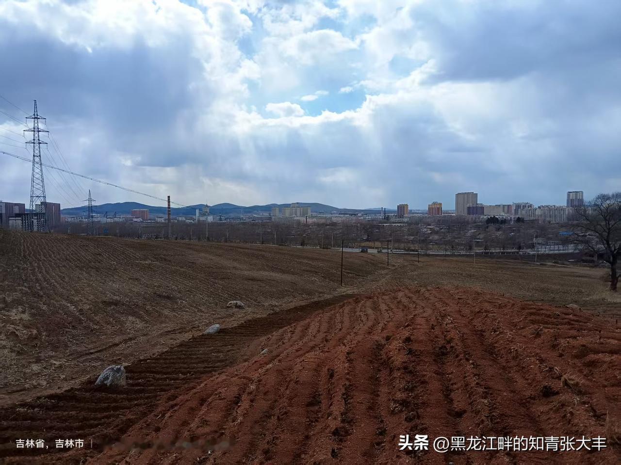 二零二六年四月六日，站在吉林省磐石县七个顶子山脚下，望老家！

东北红壤稀少，仅