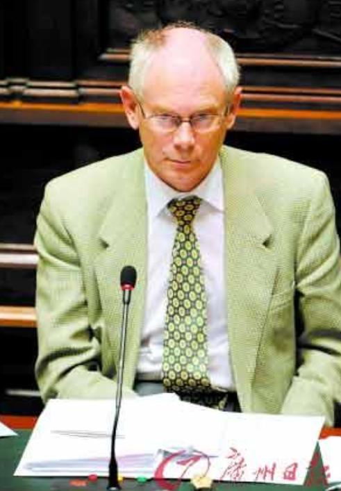一位比利时首相曾斩钉截铁地说：“人人都想加入欧盟，没人想加入中国。”他把话筒往前