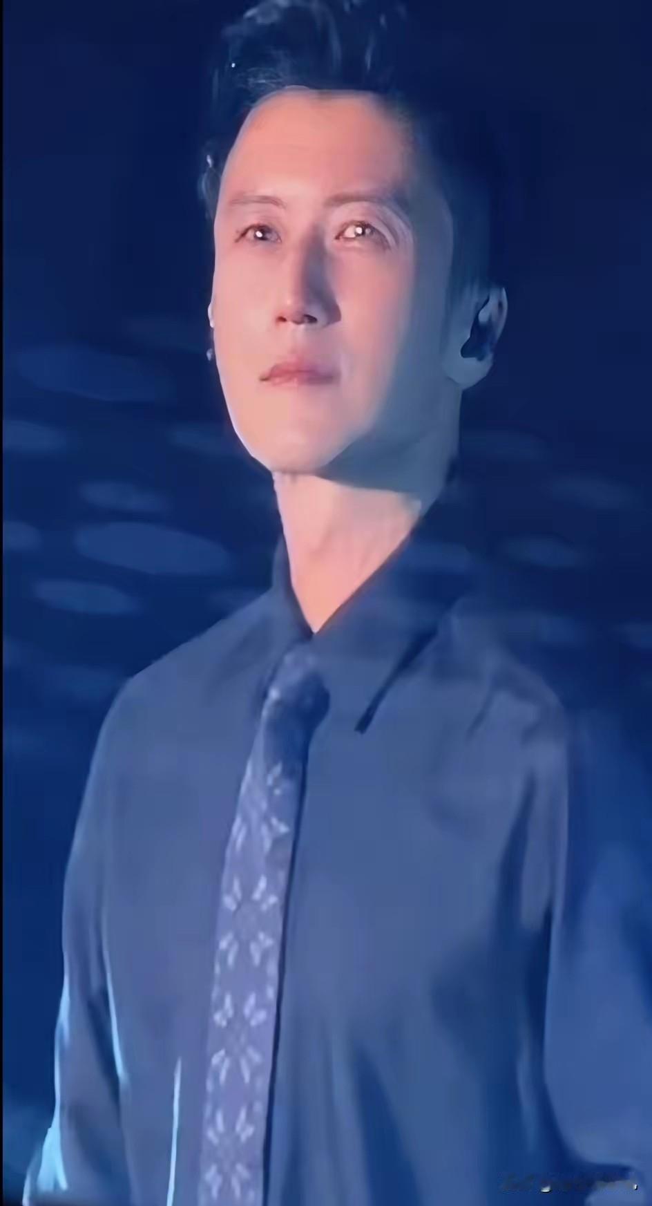 谢霆锋还是在演唱会上哭了，因为亲爹刚走，全场粉丝们很多都穿上了黑衣，默契收起了应