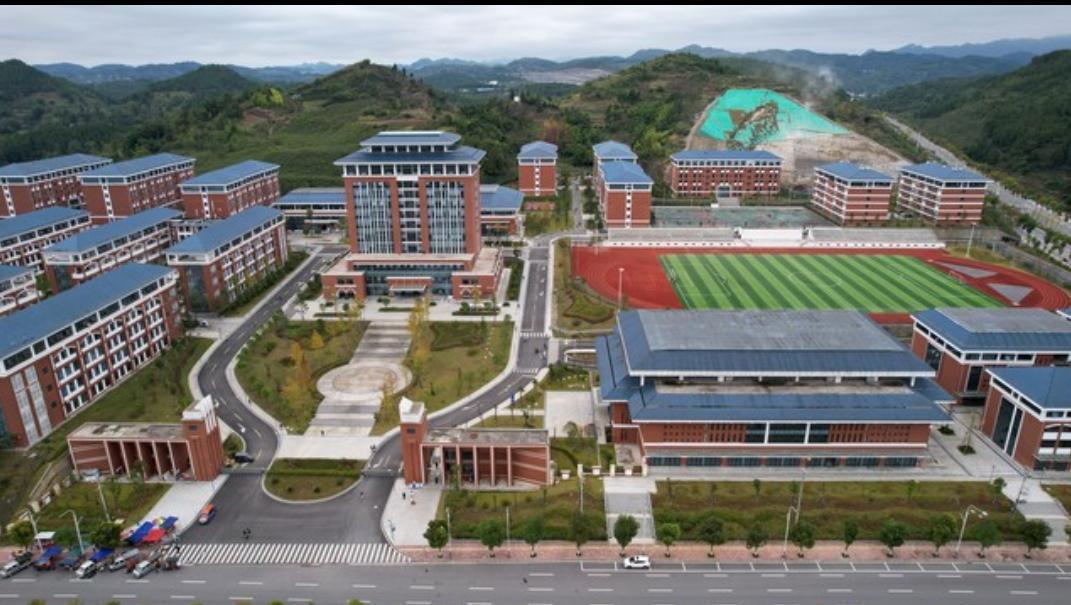 这班主任老师确实不容易！
    朋友在一个中职学校当班主任。昨天晚上我们正在一