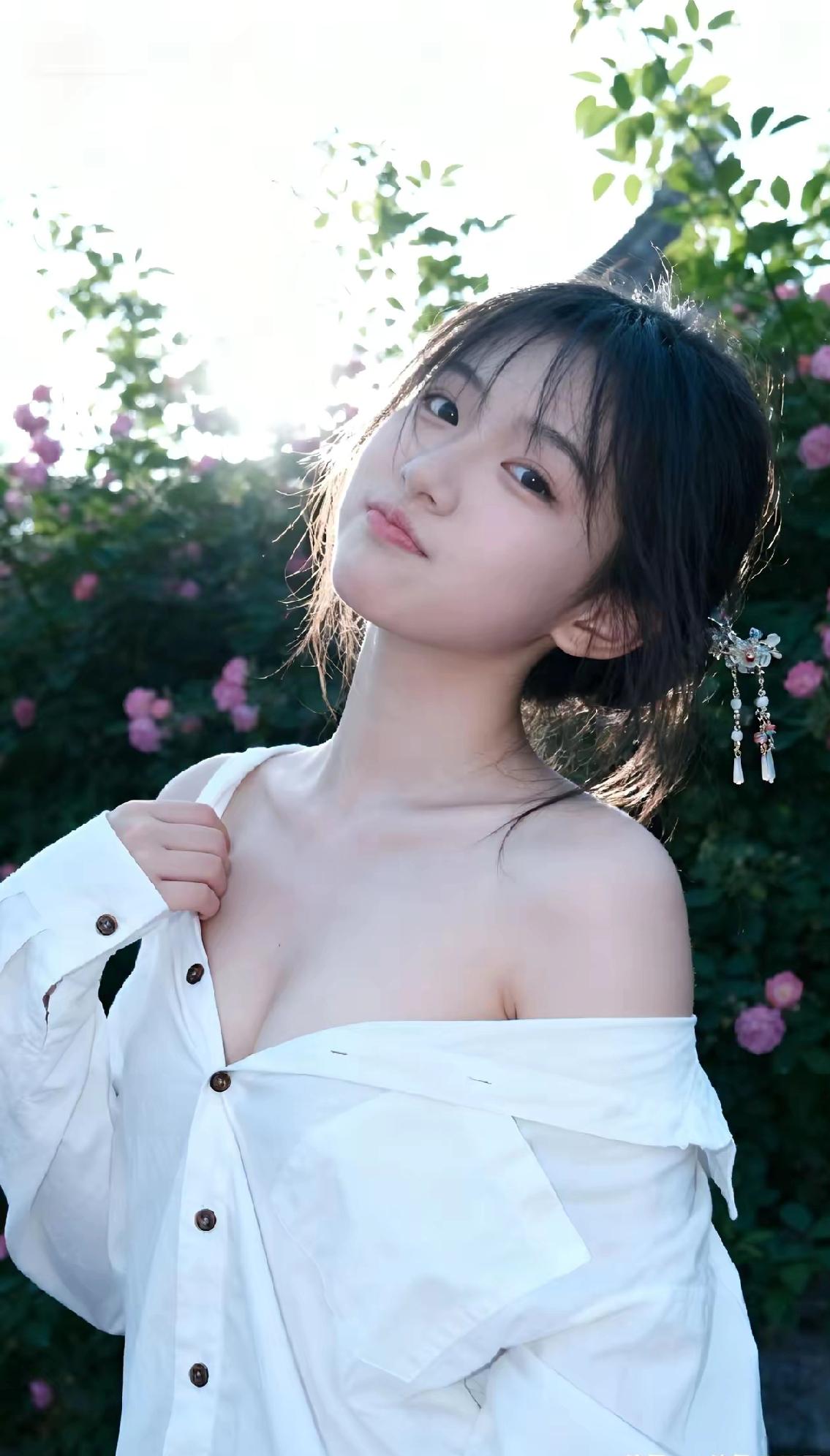 光之影
花间美人影，轻纱拂玉颜。