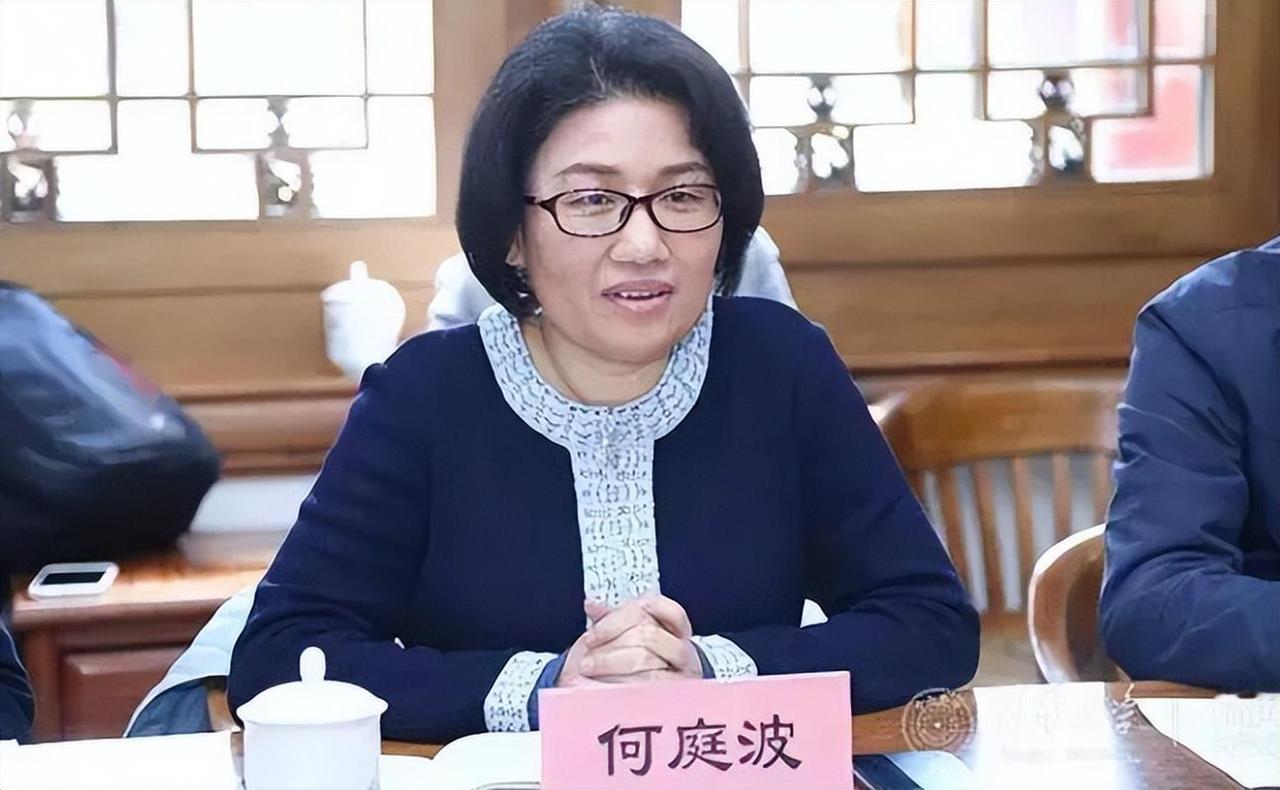 最近科技圈最热闹的话题，莫过于华为正式推出的韬（τ）定律，消息一出直接搅动了整个