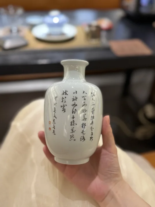 何人不爱牡丹花，占断城中好物华。