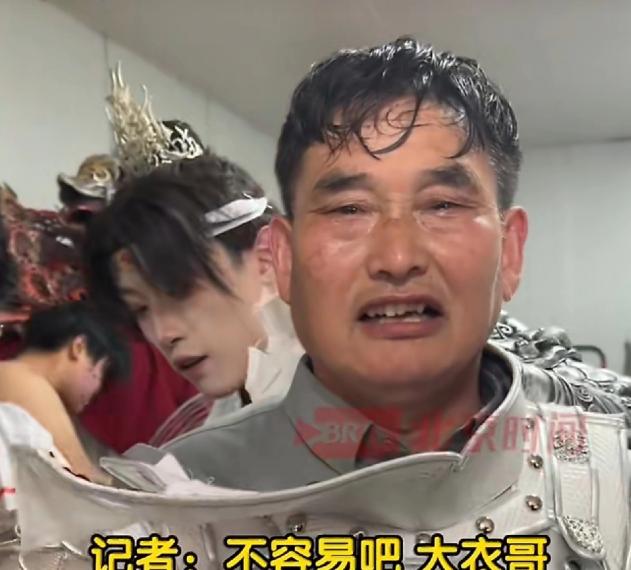 5月4日，“大衣哥”朱之文冲上了热搜，原因是一段视频曝光，近六十岁的“大衣哥”朱