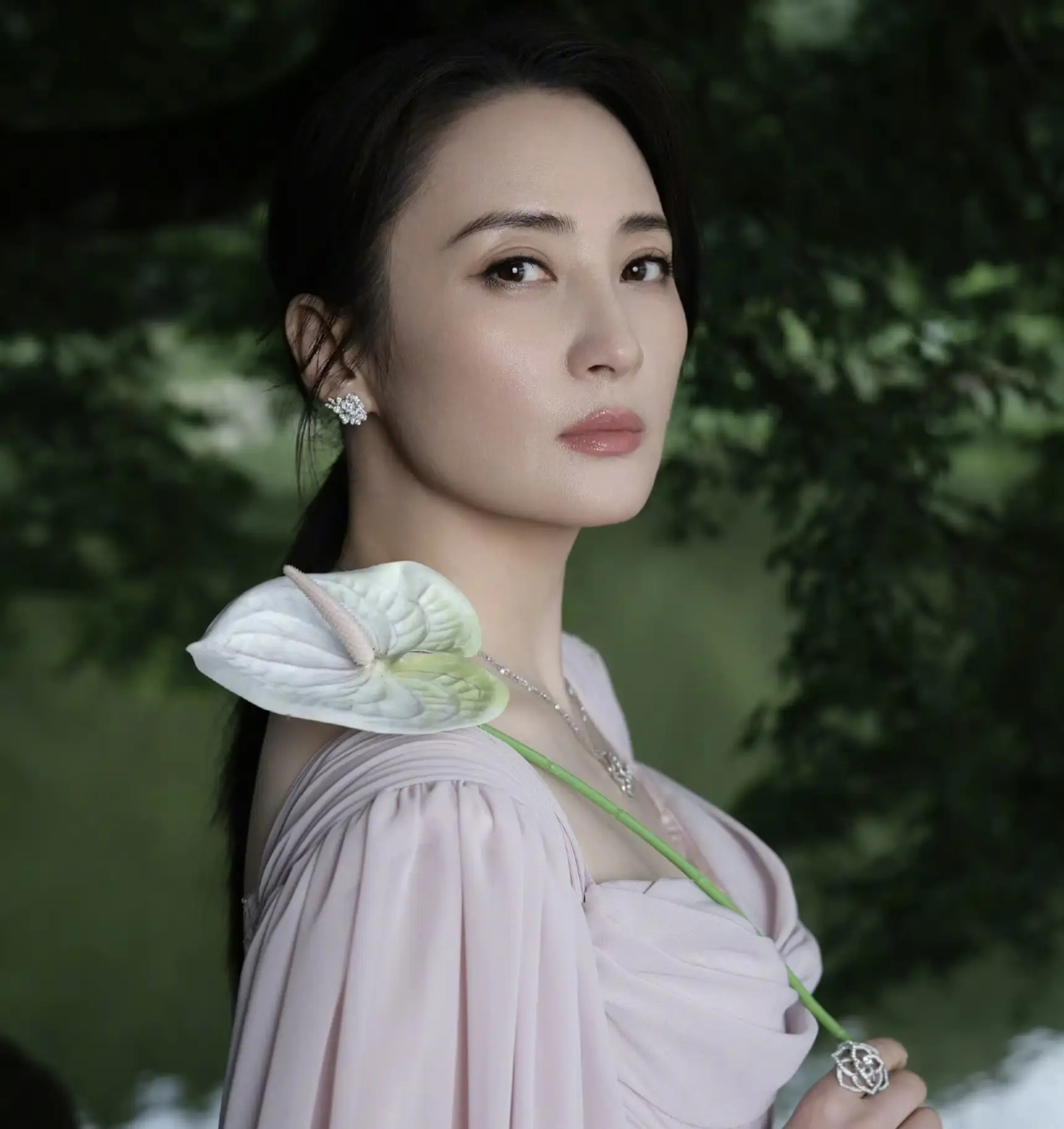 蒋勤勤，乙卯 甲申 壬子。壬水女生于申月，偏印当令，月上甲木食神，年柱乙卯干支一