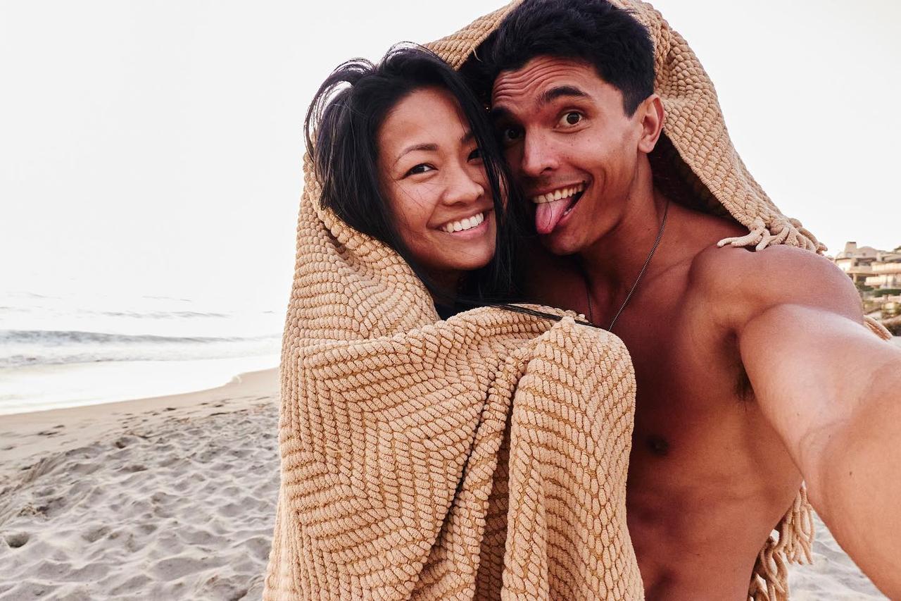 男模 Hudson Makana Taylor 和美国亚裔女友相爱生儿育女；