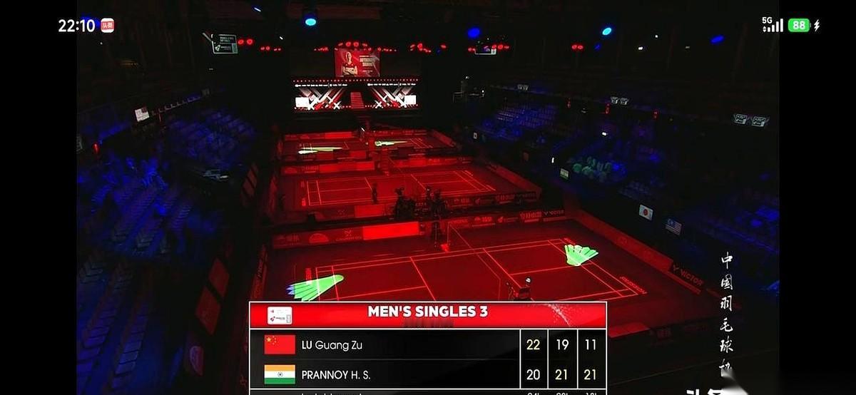 国羽3-2拿下小组第一？别急着庆祝，这背后是一身冷汗。
盯着这组比分，背脊后头凉