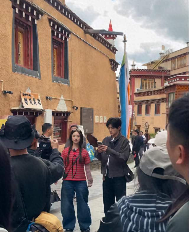 理塘古镇偶遇沈月翟潇闻录综艺，两人并肩走藏寨，帅哥美女好养眼
