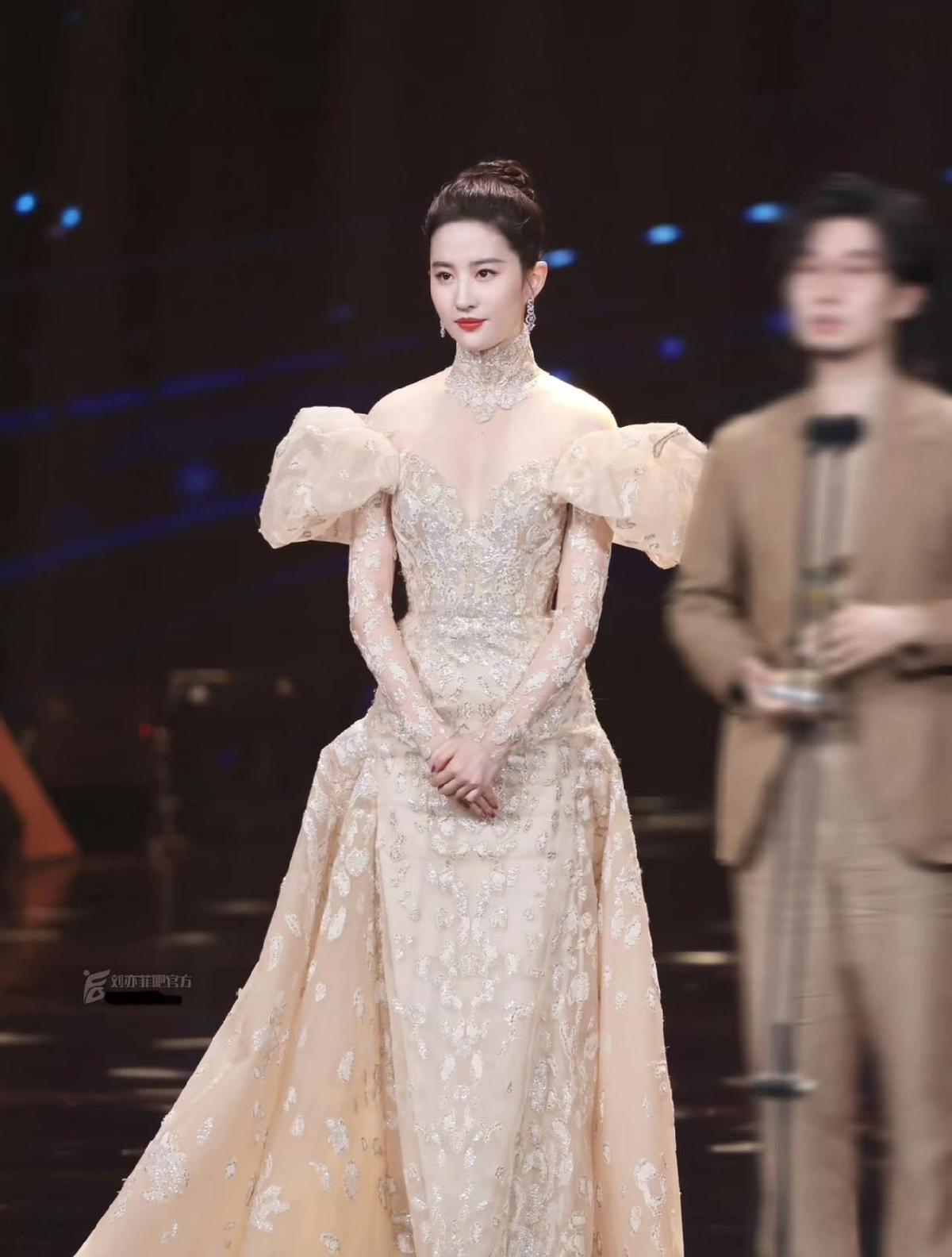 刘亦菲一袭青绿走红毯，没露一寸腰，全世界都看呆了。
不是靠蕾丝，不是靠开衩，是山