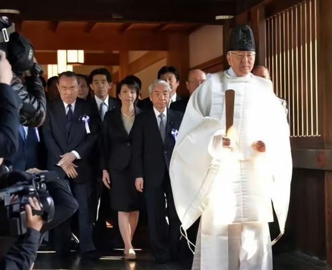 日本终归还是服软了！在全世界目光注视下，日媒宣扬的高市早苗参拜靖国神社的日子也是