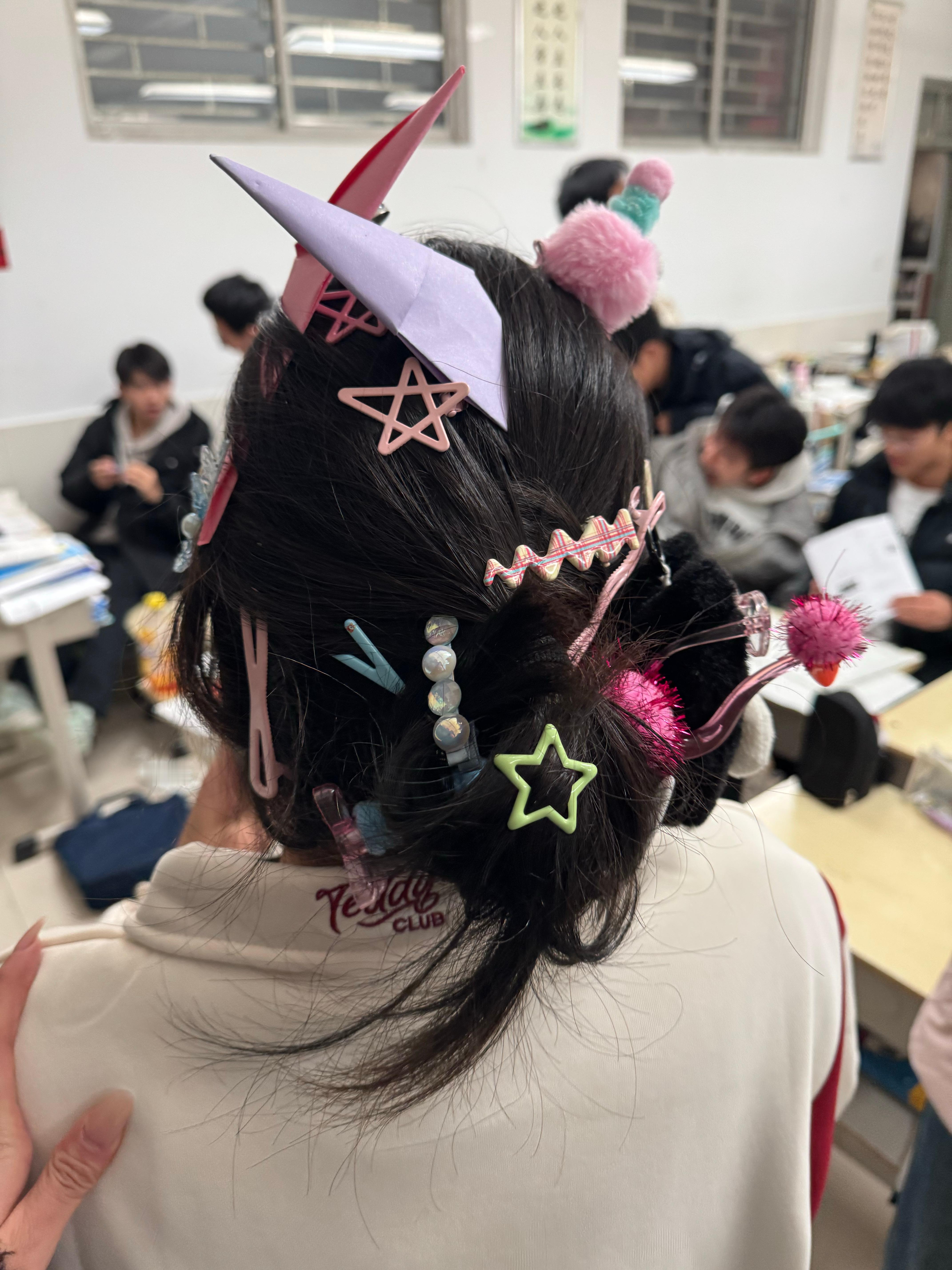 如何看待每个课间都有女学生来找我玩