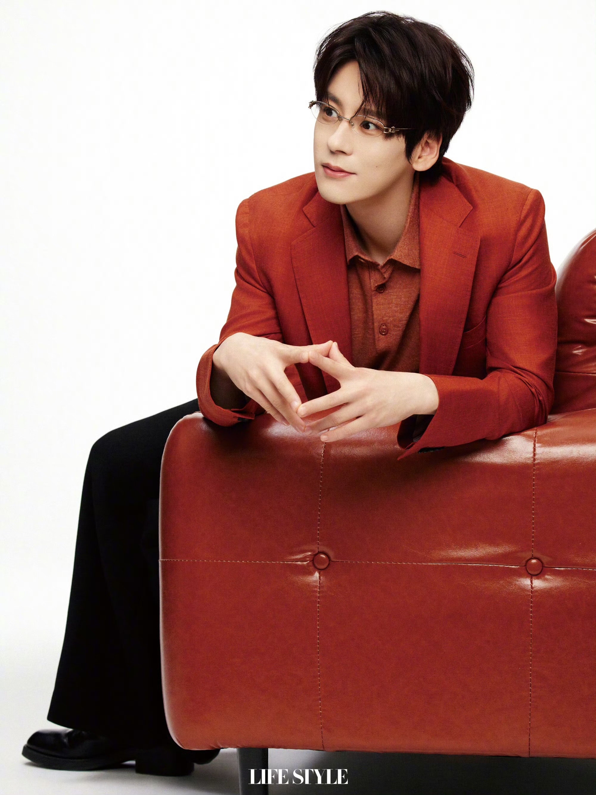 魏哲鸣登上《精品购物指南 Lifestyle》新刊封面，轻松演绎春季多彩日常穿搭