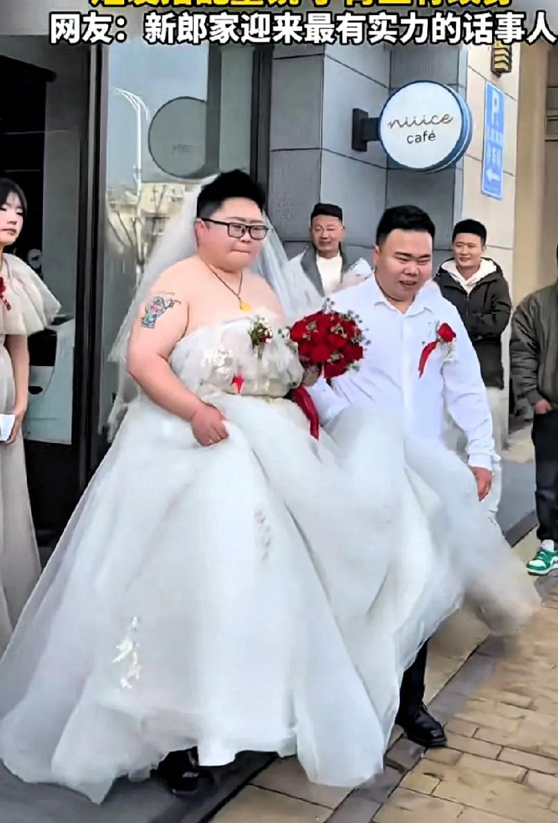 近日，在江苏举办的一场婚礼中，所有人都以为会看见一袭白纱配温婉长发的传统新娘，她