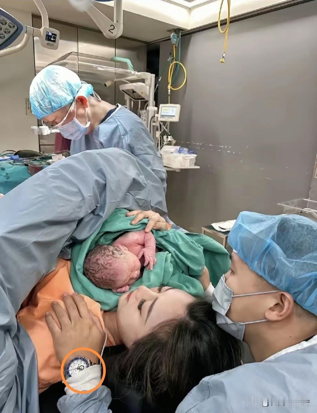 顺产刚生完男宝，
男医生突然伸手进产道！
宝妈又羞又怒真相却不是“不避嫌”
 