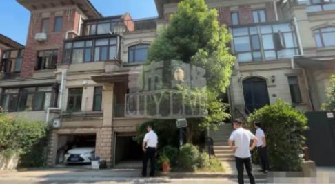 江西南昌一男子十多年前买了一套别墅，一直没装修也没入住，前不久回去一看，惊呆了：