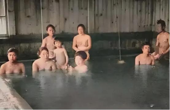 万万没想到！1900年，日本澡堂的模式竟然是男女混浴，双方赤裸相对却丝毫不觉得尴