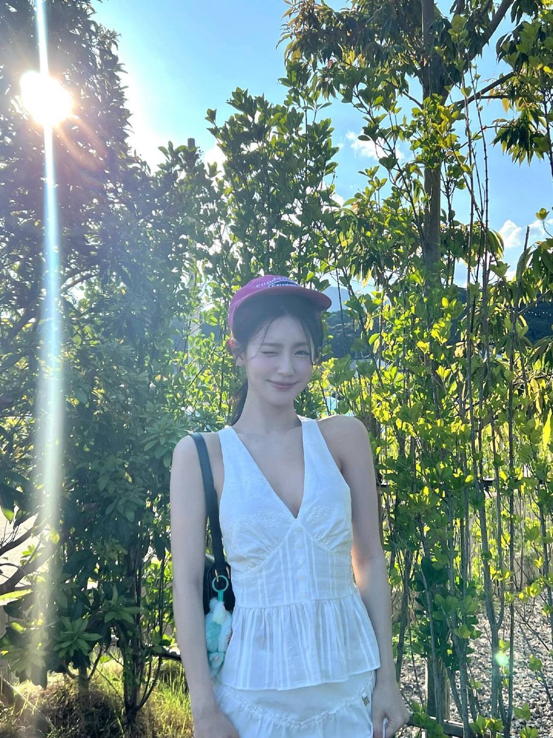 赵美延Ins更新，门面主唱好美[送花花]赵美延 ​​​