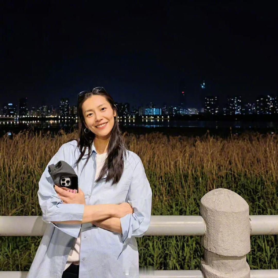 华为星钻手镯表品牌大使刘雯 风格契合，优雅同行。国际超模刘雯邂逅华为星钻手镯表，