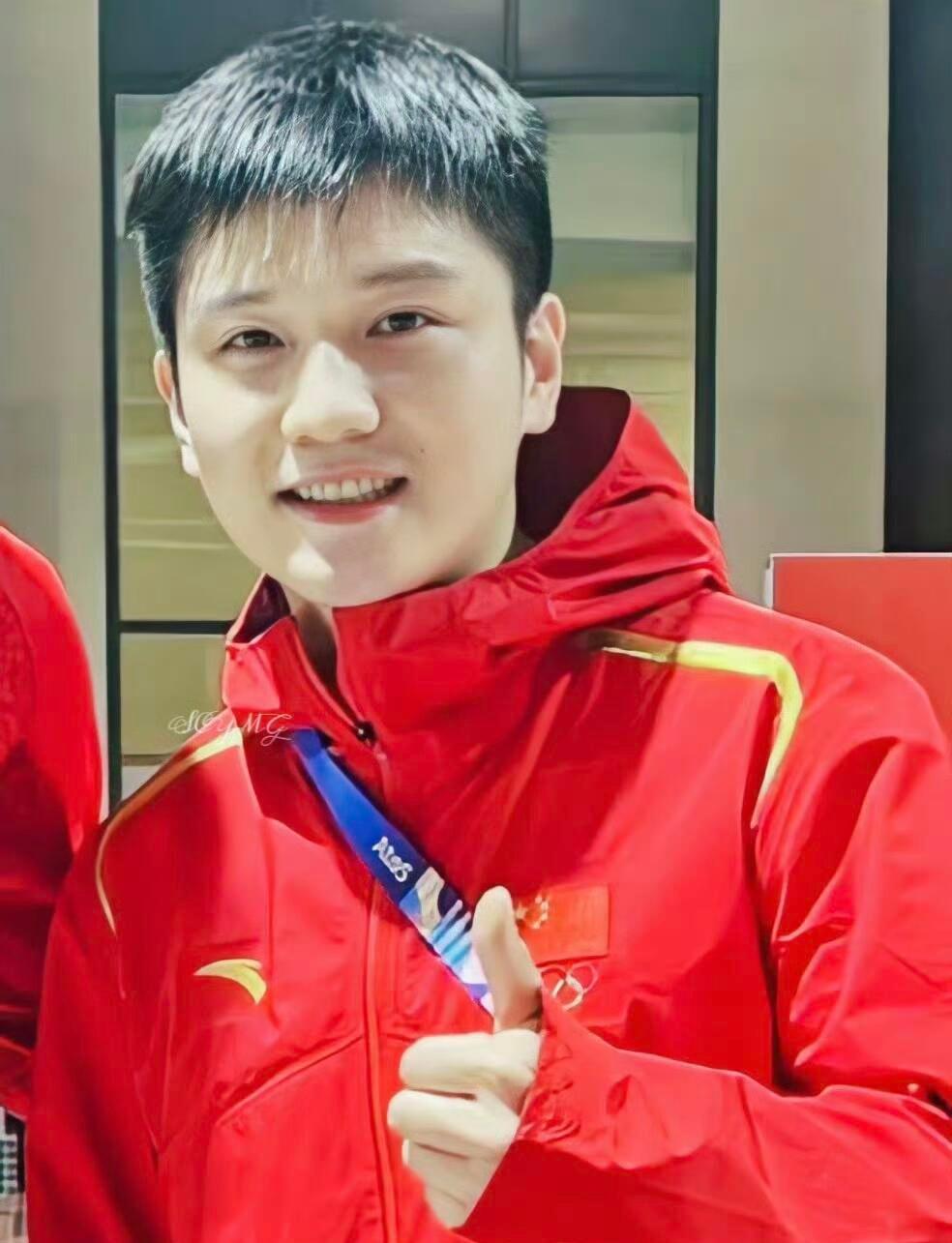 我很喜欢看樊振东的杂志访谈，真诚且深刻，充满着对自我对人生对输赢哲学般的思考。这