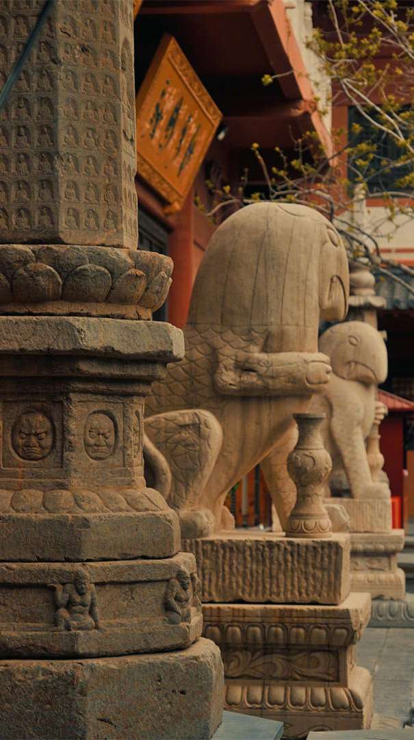 能干的人，不在情绪上计较，只在做事上认真；无能的人，不在做事上认真，只在情绪上计