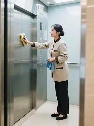 见义勇为！”广东深圳，一69岁保洁员正走在上班路上，突然，一男子挥舞两把刀，疯狂