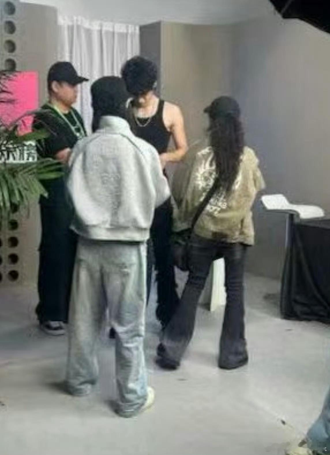 原来内娱完了，是方方位位的完呀，工作人员偷拍艺人照片给粉丝，没中间商的全新一手物