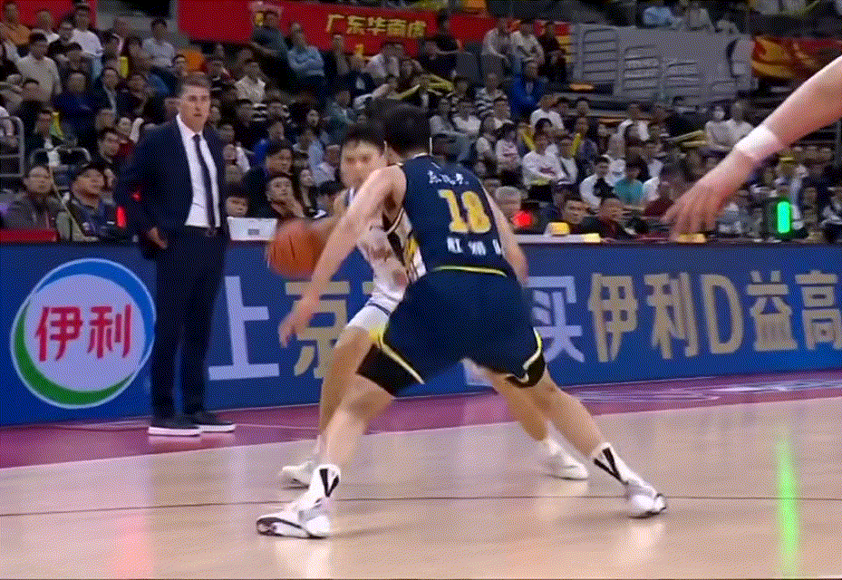 感觉谁都能军训杜润旺了哈哈，这防守脚步阿旺在跳芭蕾呢？回过头来还三分打铁，在场纯