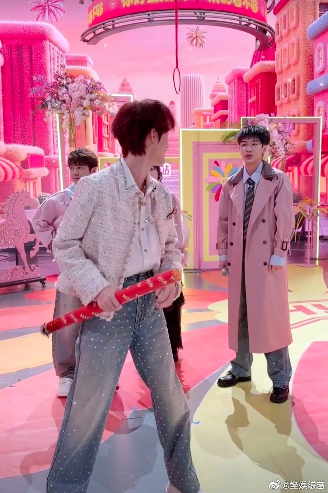 何炅震惊丁程鑫不会劈叉你好星期六李雪琴的“真的吗”，何老师的“你不会”，这连环震